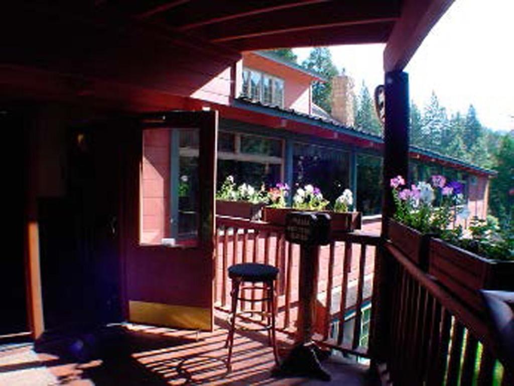 Strawberry Inn Экстерьер фото